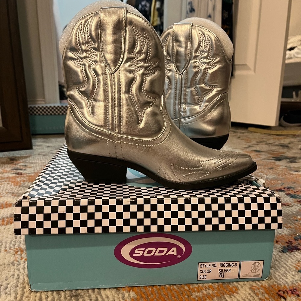 Brand new silver cowgirl boots 🤠
